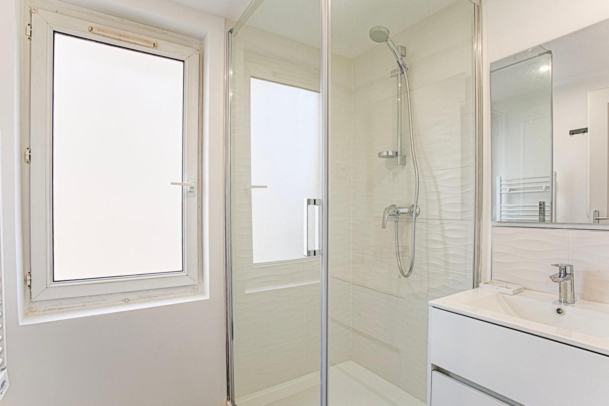 Appartement - Quartier Des Docks Au Calme - T3 Entierement Renove *